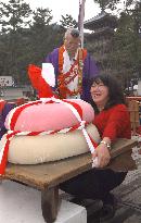 Annual 'rice-cake lifting' competition held at Daigo Temple